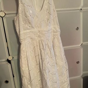 White lace, knee length, short sleeve dress. 🔺